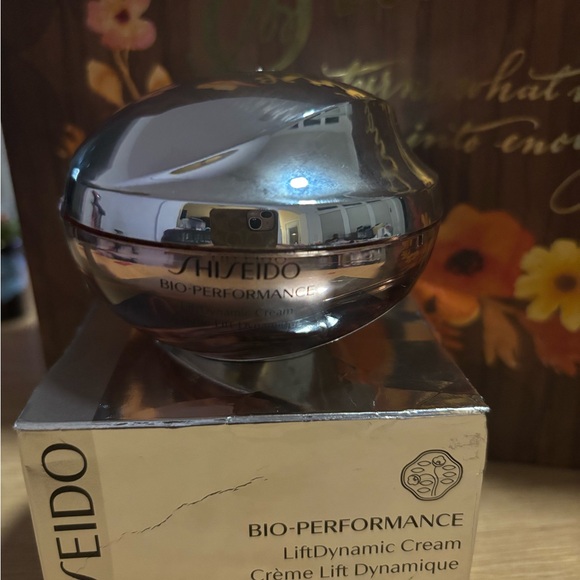 Shiseido Bio-Performance Advanced Cream in Gold Packaging - Picture 8 of 11
